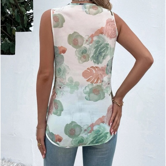 New v neck floral sleeveless top - Picture 3 of 4
